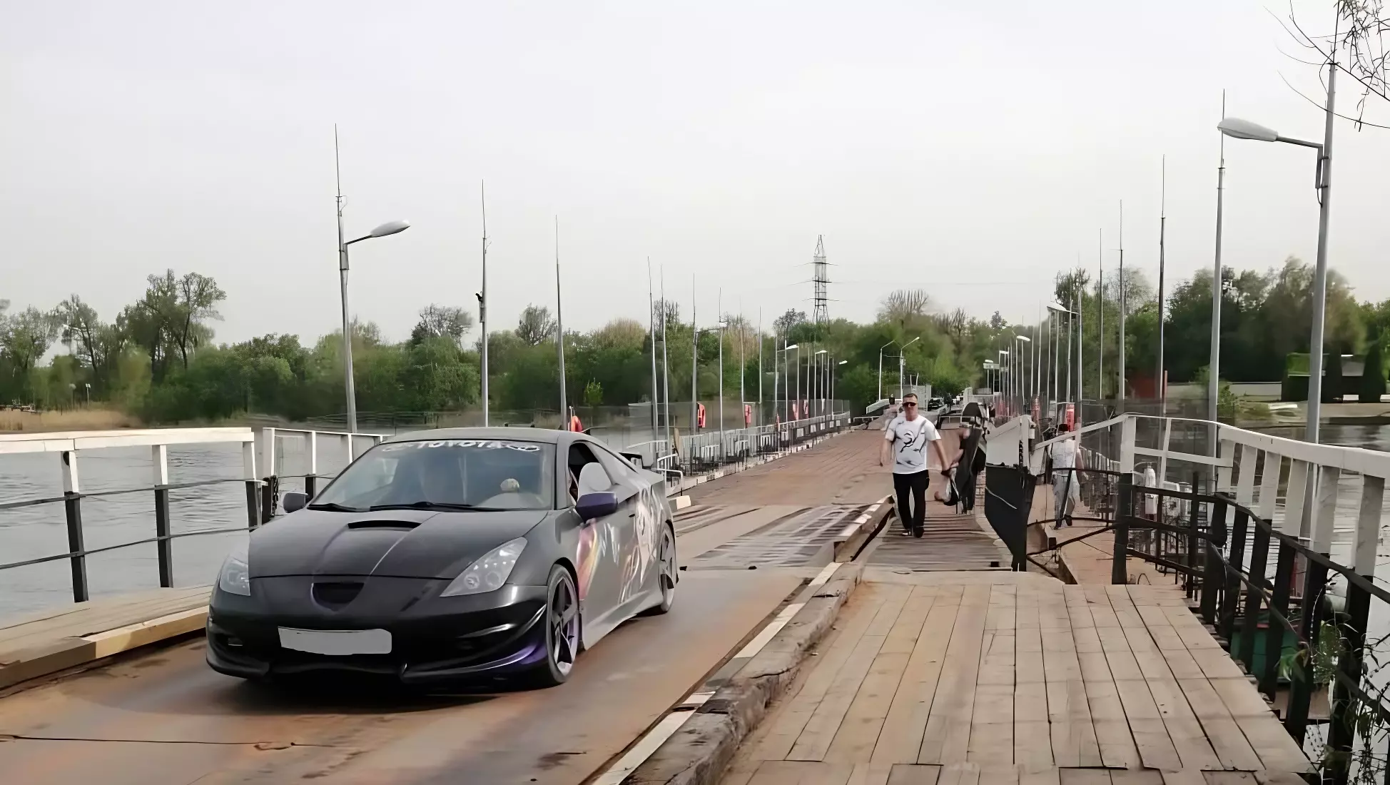 Понтонный мост на Зеленый остров открыли в Ростове