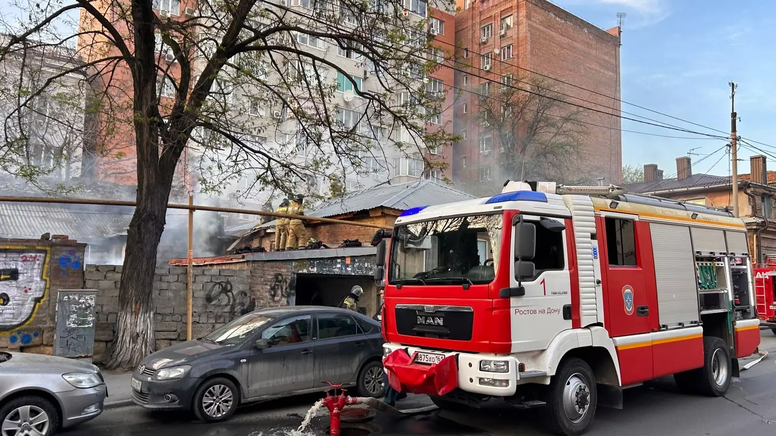В Ростове горит частный дом на Московской улице