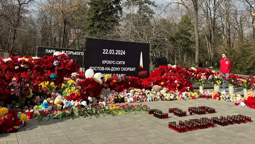 Стихийный мемориал в Ростове в память о жертвах теракта в «Крокусе»