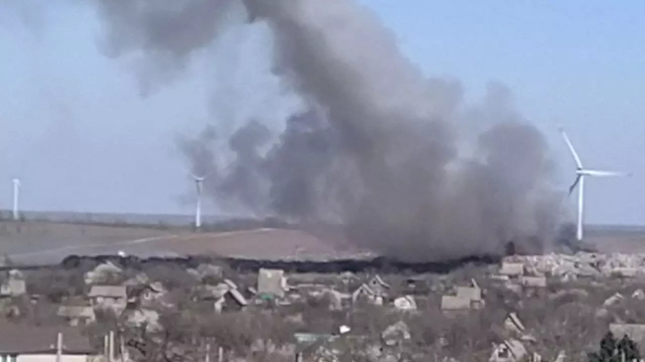 Жители Гуково пожаловались на вонищу от пожара на городской свалке