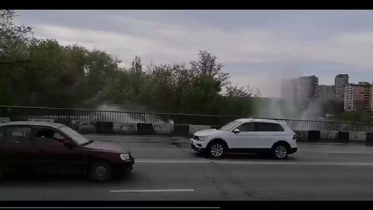 Коммунальный фонтан начал топить проспект Королева в Ростове-на-Дону