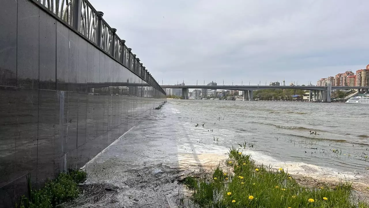 Из-за сильного ветра и осадков в Ростове значительно поднялся уровень воды в реке Дон.