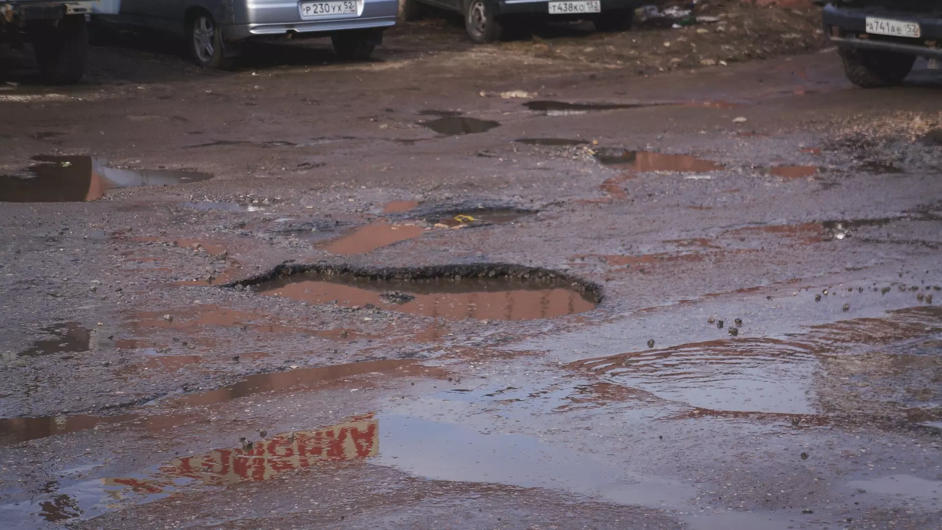 Власти Ростова заявили, что им не хватает асфальта для заделывания ям на дорогах