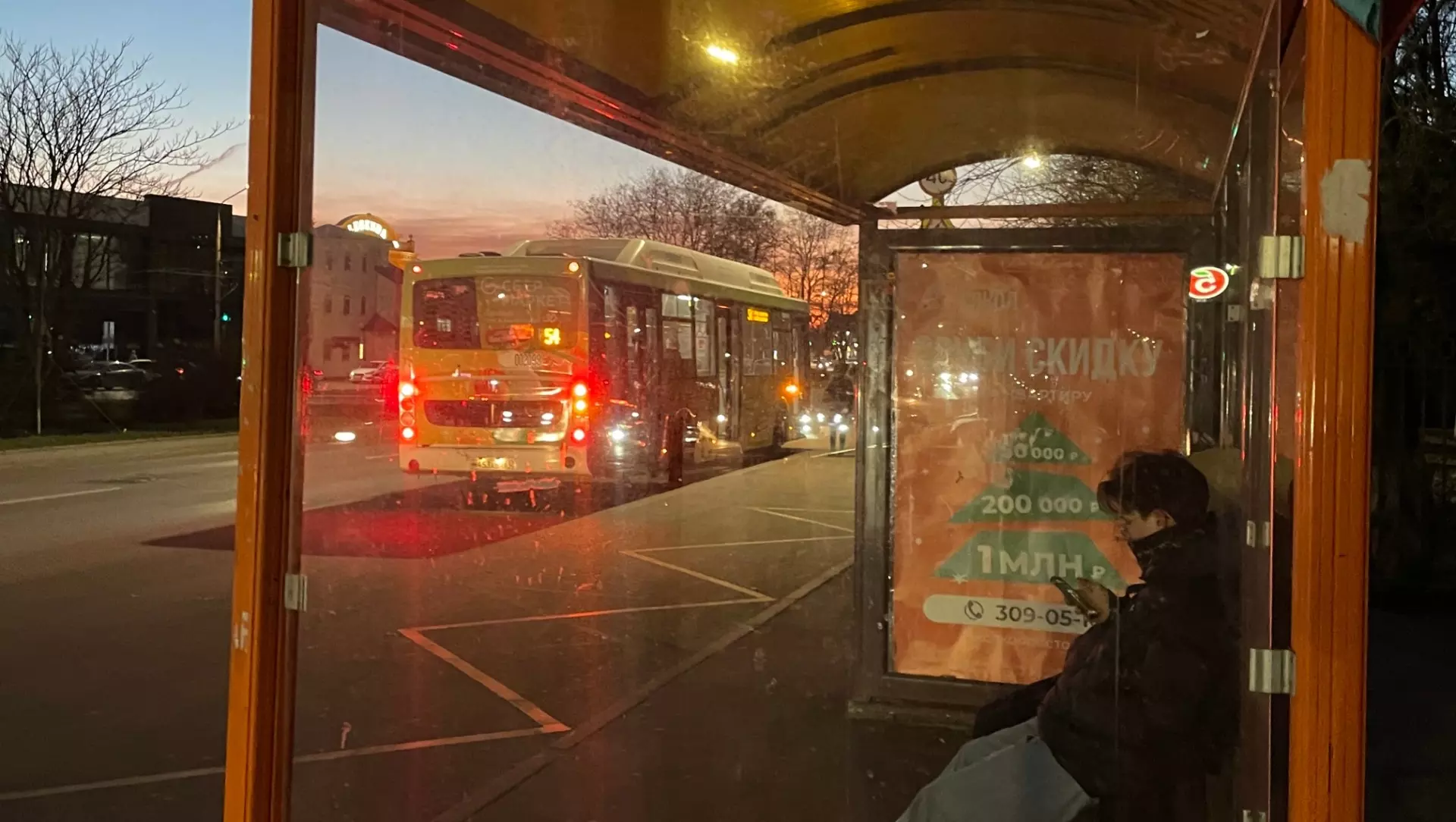 В Таганроге водитель протаранил остановку общественного транспорта