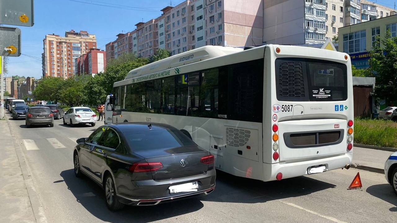 Три человека пострадали в ДТП с участием рейсового автобуса в Ростовской области