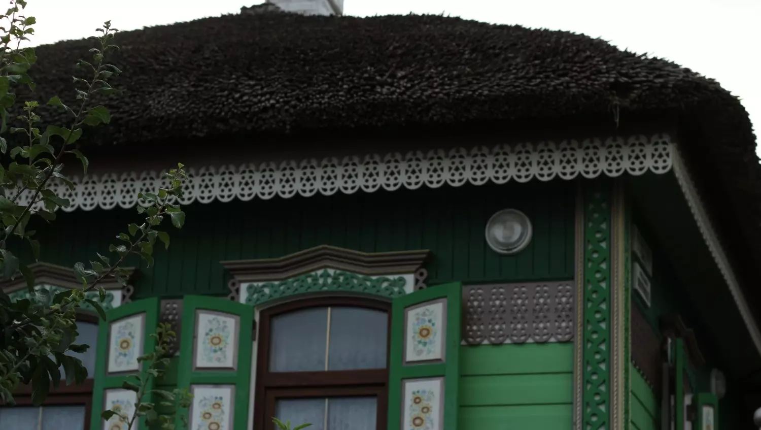 Почти все дома в Старозолотовском оформлены в казачьем стиле.